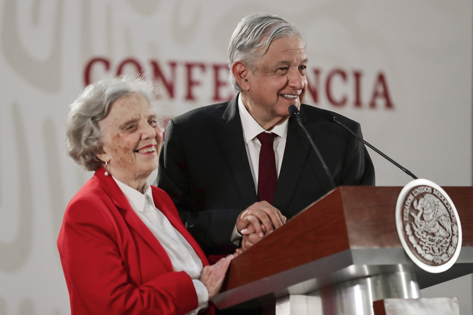 López Obrador felicita a Elena Poniatowska por su cumpleaños López Obrador felicita a Elena Poniatowska por su cumpleaños