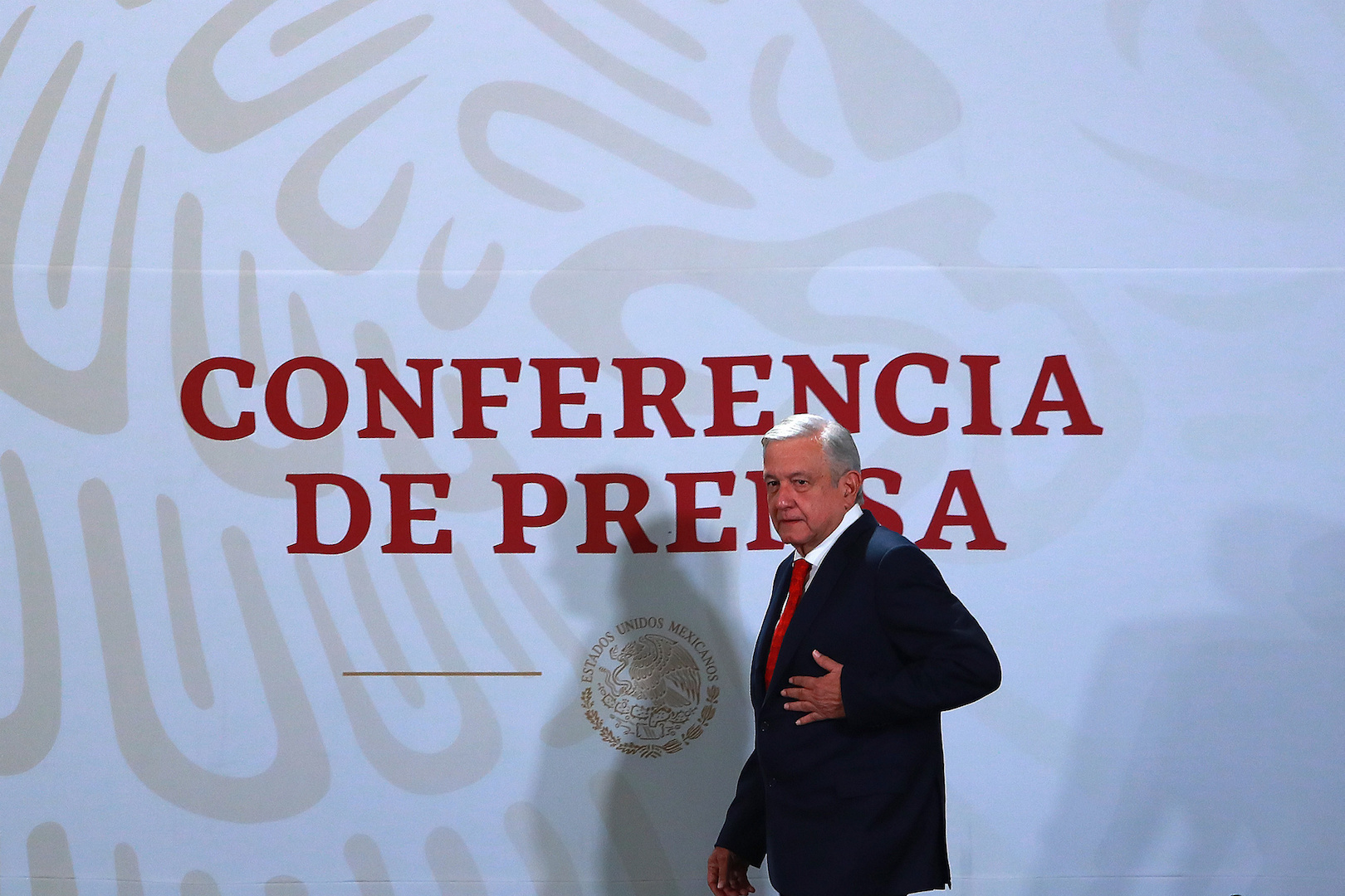 AMLO, tan desatento como Trump a crisis del COVID-19: Los Angeles Times