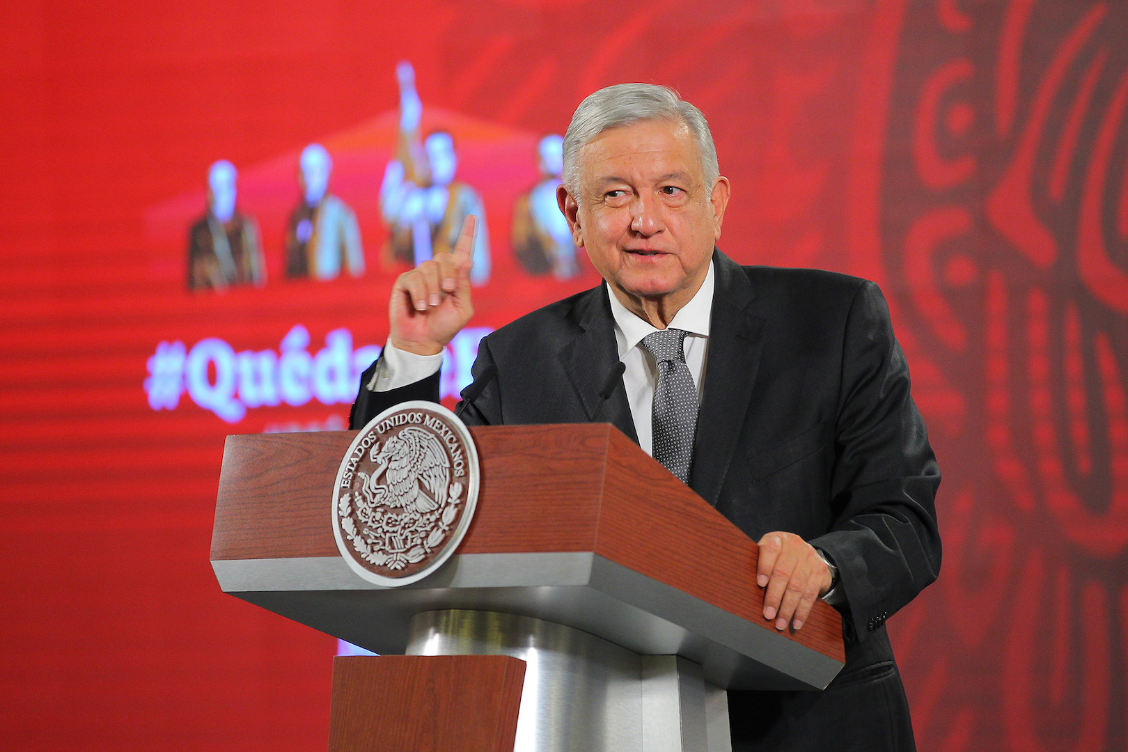 López Obrador mandó limpiar la silla presidencial por “estar embrujada”