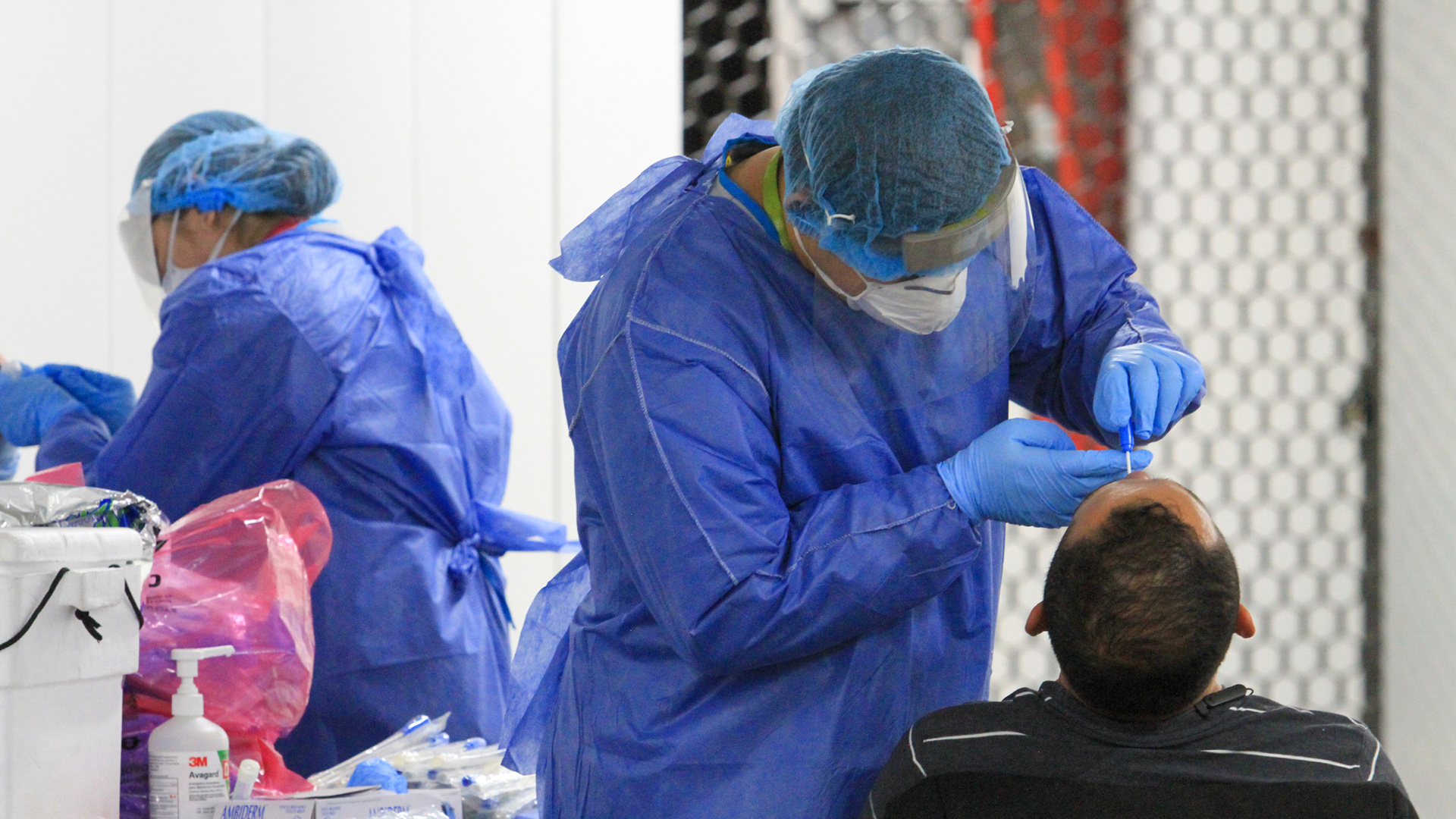 ¿Cómo se transmite el COVID-19 y cuáles son sus síntomas?