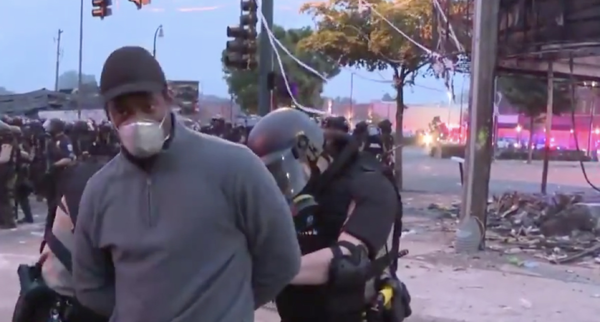 #Video Detienen a reportero de CNN durante transmisión de protestas en Minneapolis #Video Detienen a reportero de CNN durante transmisión de protestas en Minneapolis