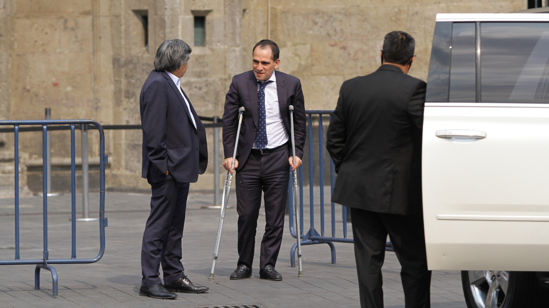 ¿Por qué Arturo Herrera fue con muletas a Palacio Nacional?