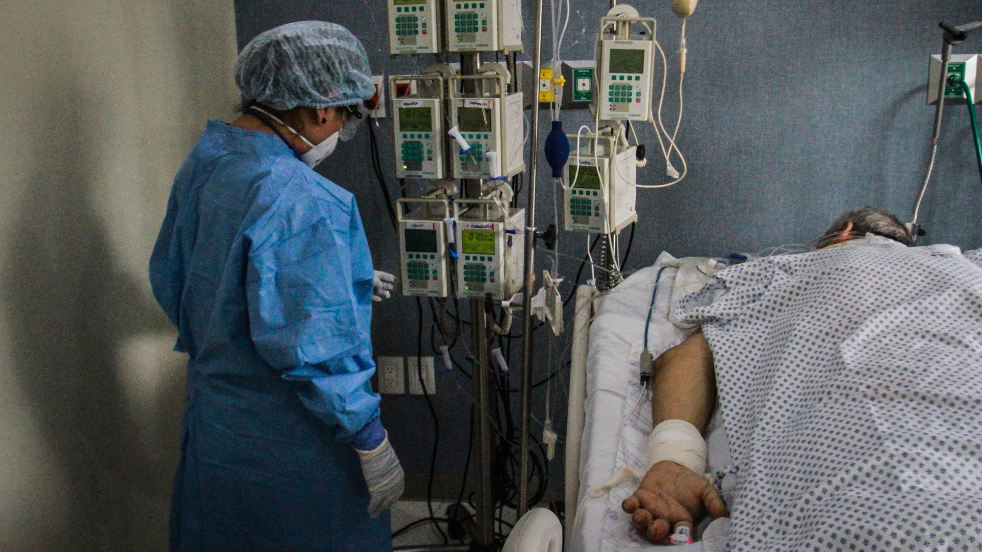 Modelo a nivel atómico podría ayudar a descubrir medicamentos contra COVID-19 - atencion-de-paciente-con-covid-19-en-hospital-angeles