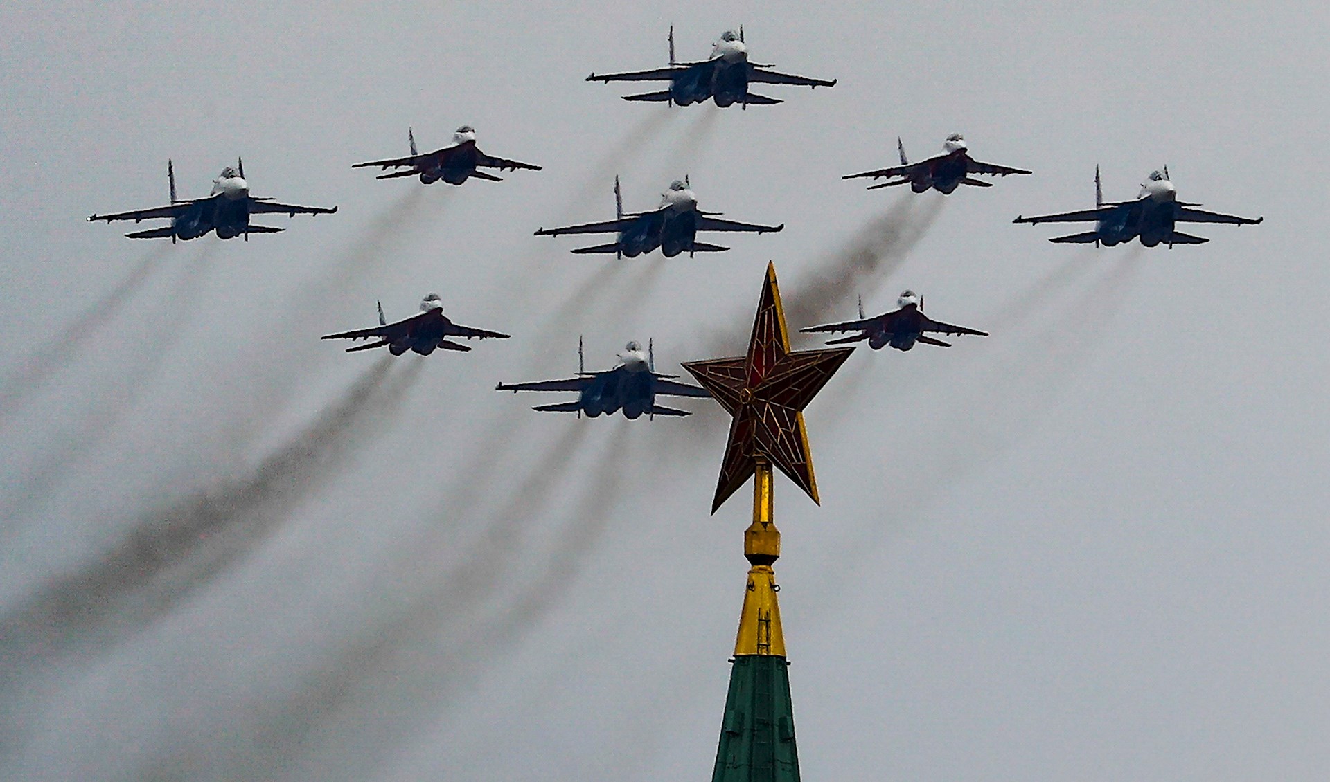 Rusia celebra victoria sobre Alemania nazi sin veteranos ni tanques - aviones-vuelan-sobre-el-kremlin-durante-el-desfile-del-dia-de-la-victoria-en-moscu-rusia