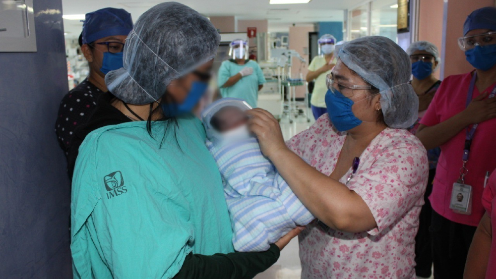 Dan de alta a bebé de mujer con COVID-19 en hospital La Raza