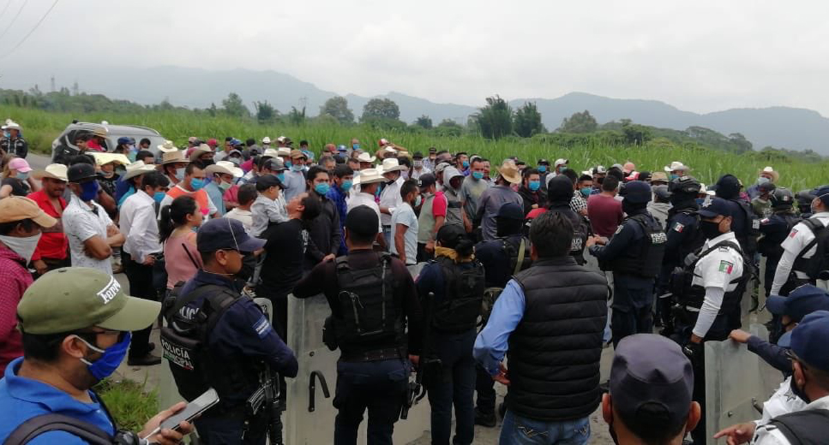 Pobladores bloquean carretera por detención de juez en Veracruz - bloqueo-de-la-carretera-la-perla-orizaba-en-veracruz