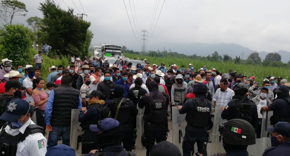 Pobladores bloquean carretera por detención de juez en Veracruz