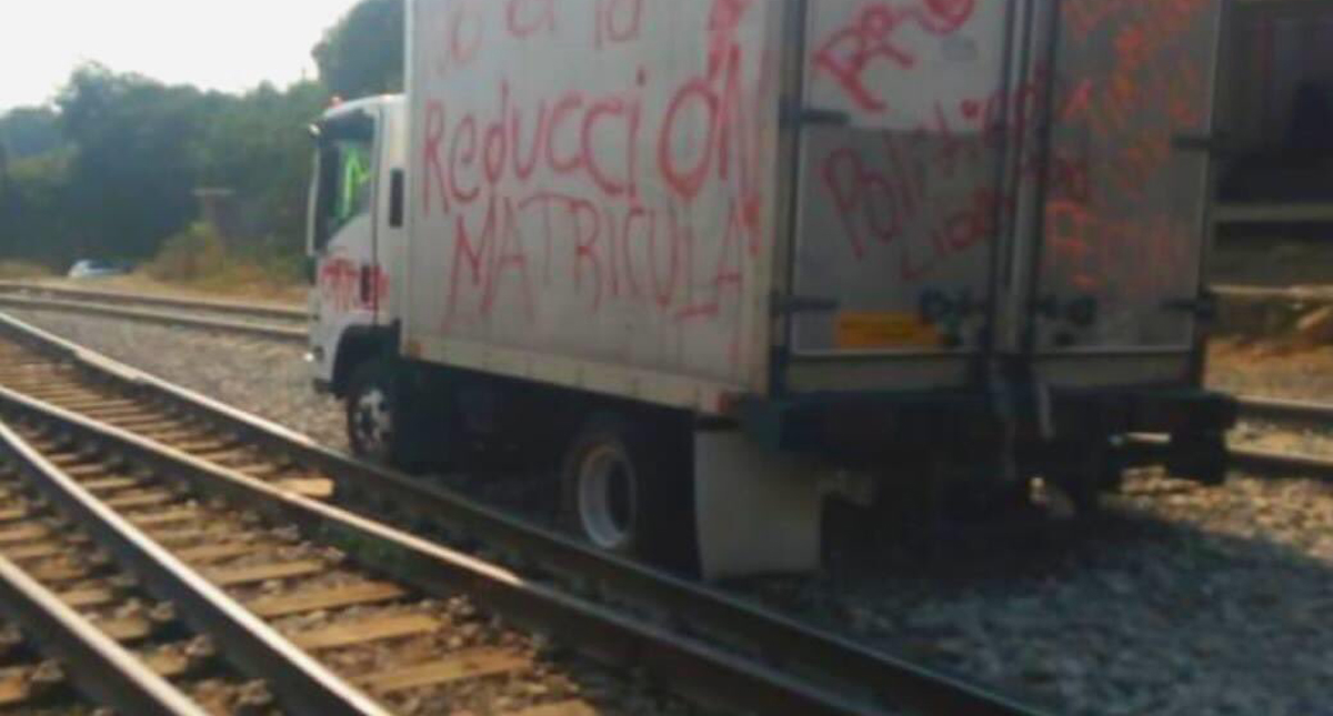 Normalistas bloquean vías ferroviarias en Michoacán