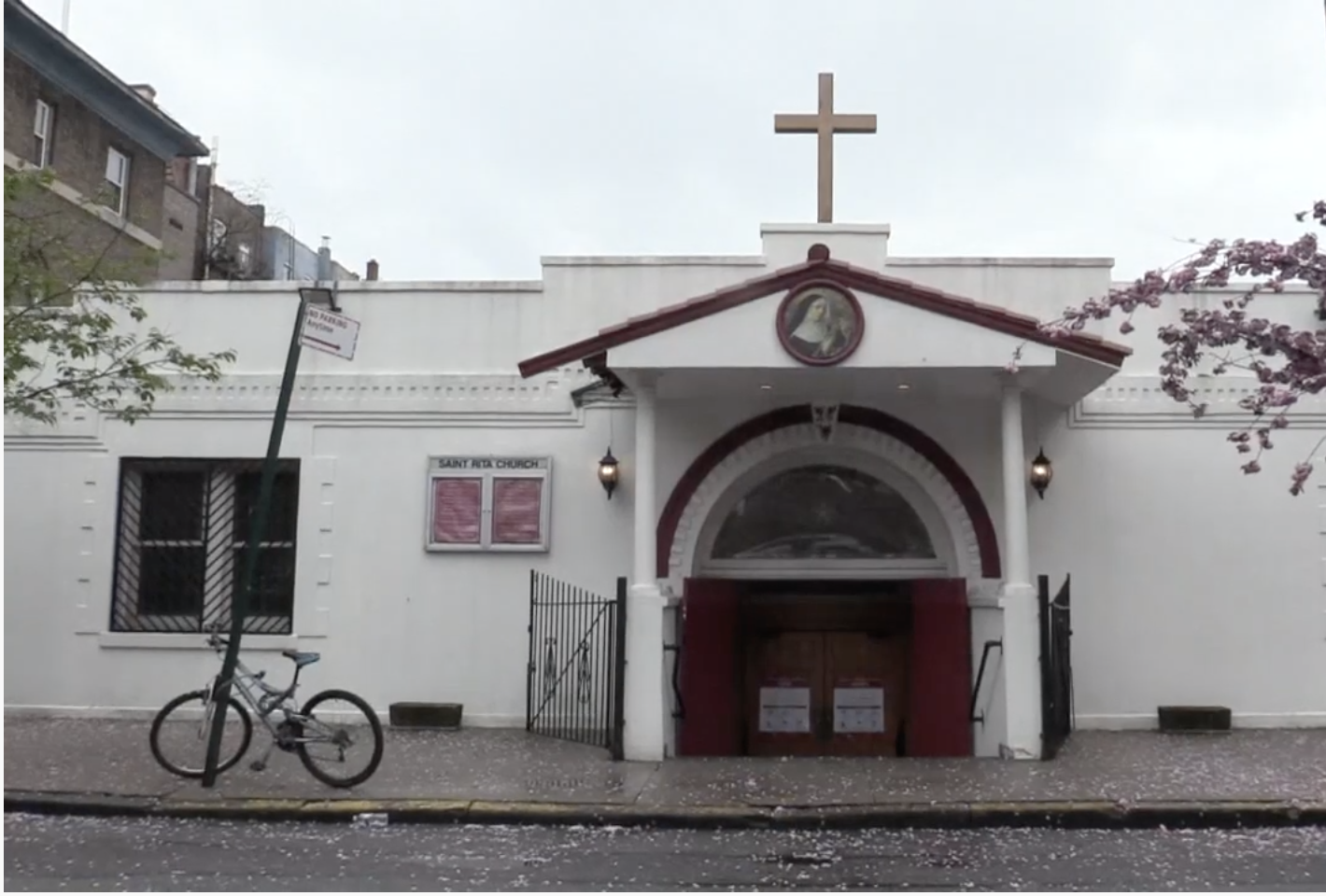 El párroco español que da comida y consuelo en El Bronx
