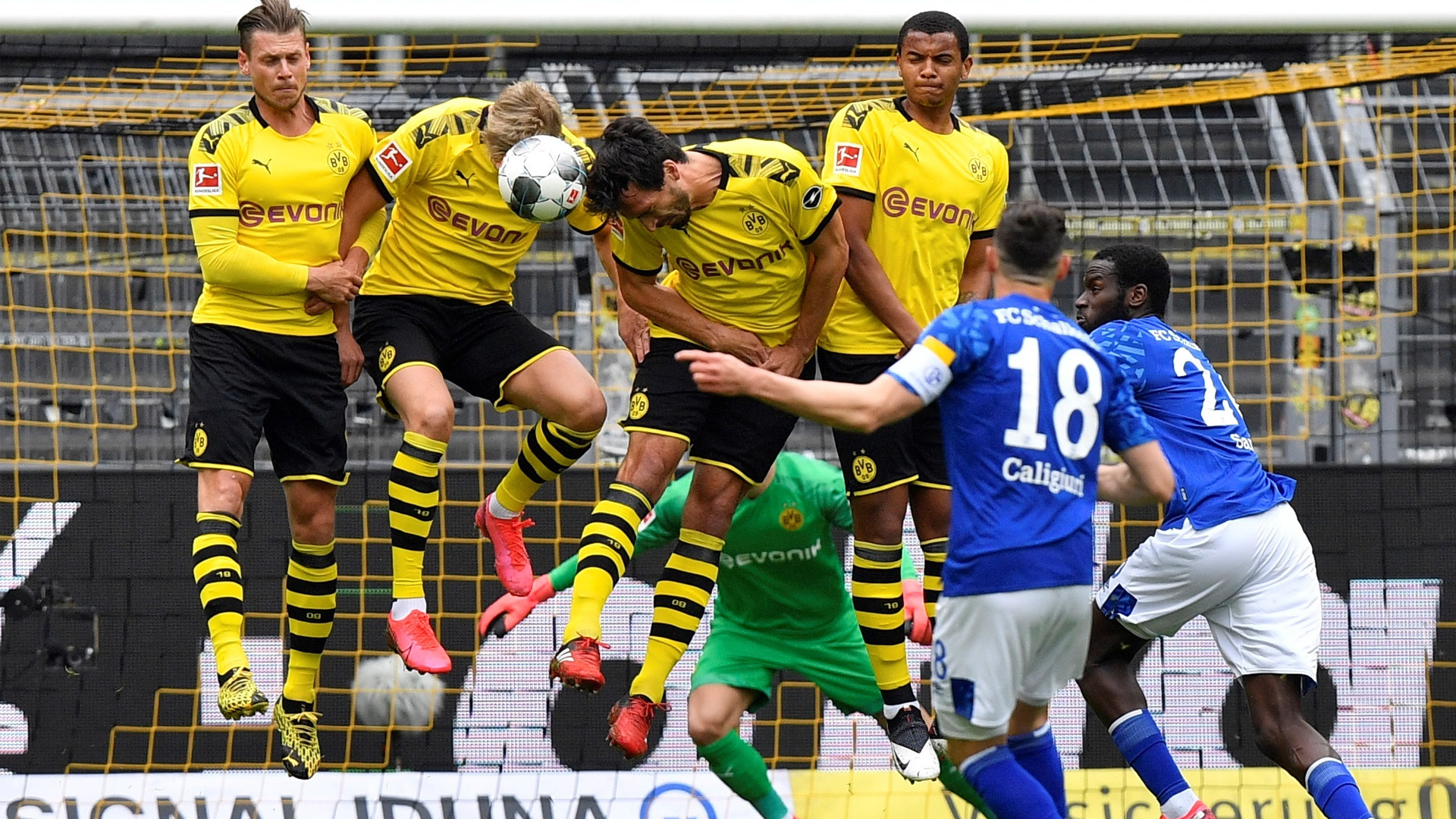 Regresó el futbol a Alemania; Borussia Dortmund golea al Schalke 04