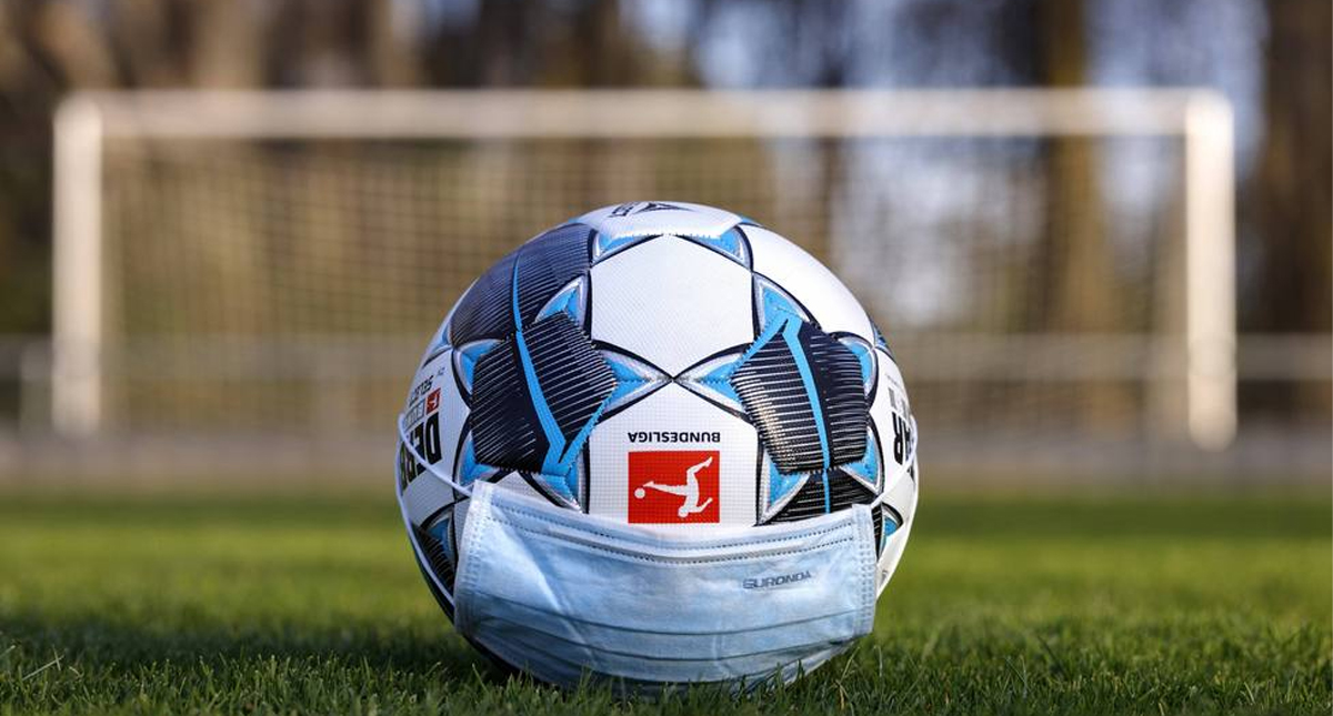 Entrenadores con cubrebocas, una de las medidas para el regreso de la Bundesliga