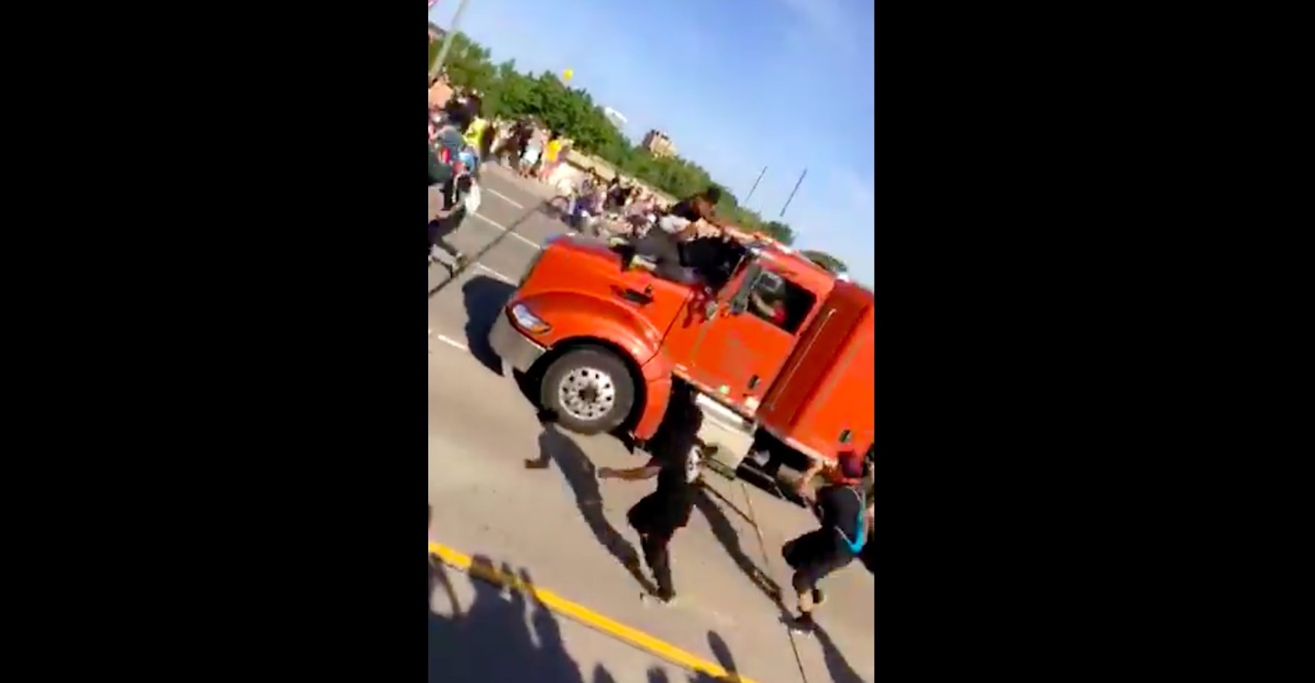 #Video Camión cisterna embiste a manifestantes en Minneapolis