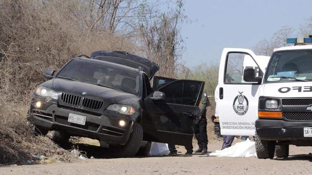 Asesinan al 'Chino Ántrax' en Sinaloa - camioneta-en-la-que-se-hallaron-tres-cadaveres-uno-presuntamente-del-chino-antrax