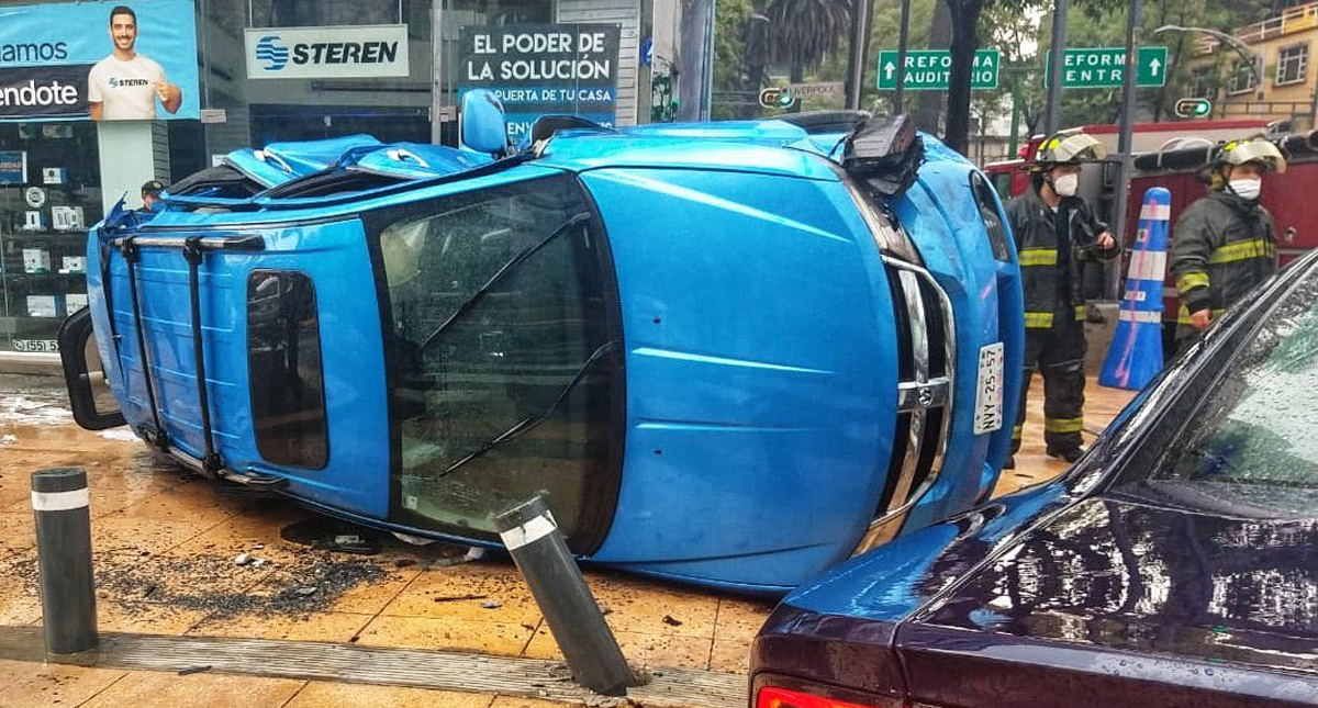 #Video Camioneta sale volando en choque con patrulla en la CDMX - camioneta-volcada-tras-choque-con-patrulla