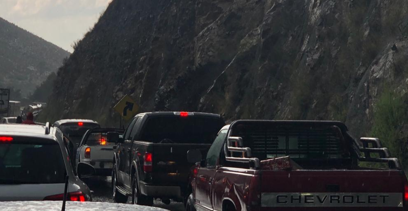 Cientos de autos varados por deslave en carretera 57 rumbo a Saltillo