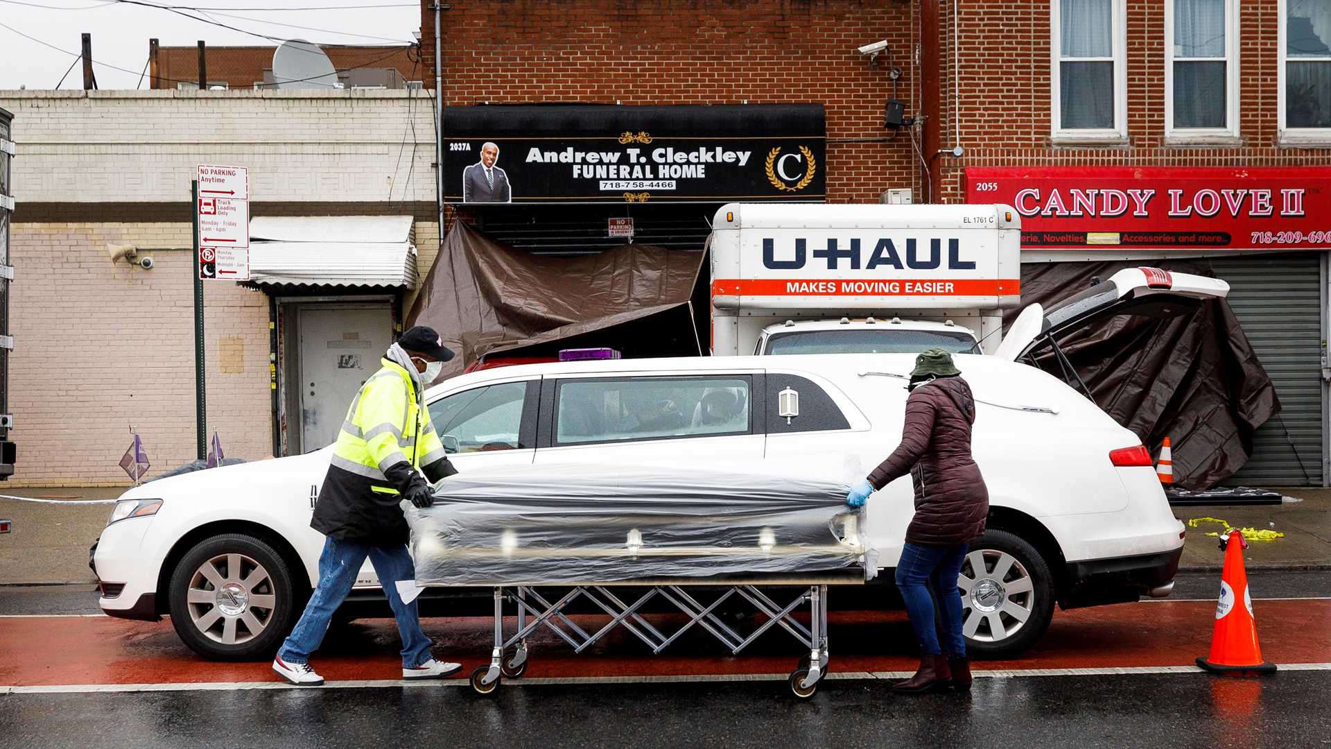 Quitan licencia a funeraria de Nueva York que almacenó cadáveres en camiones