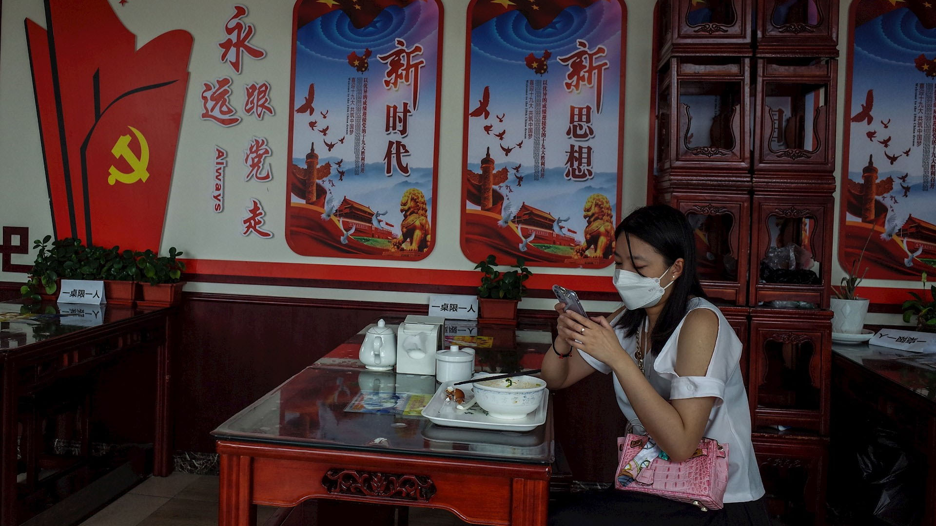 China reduce nivel de respuesta ante COVID-19