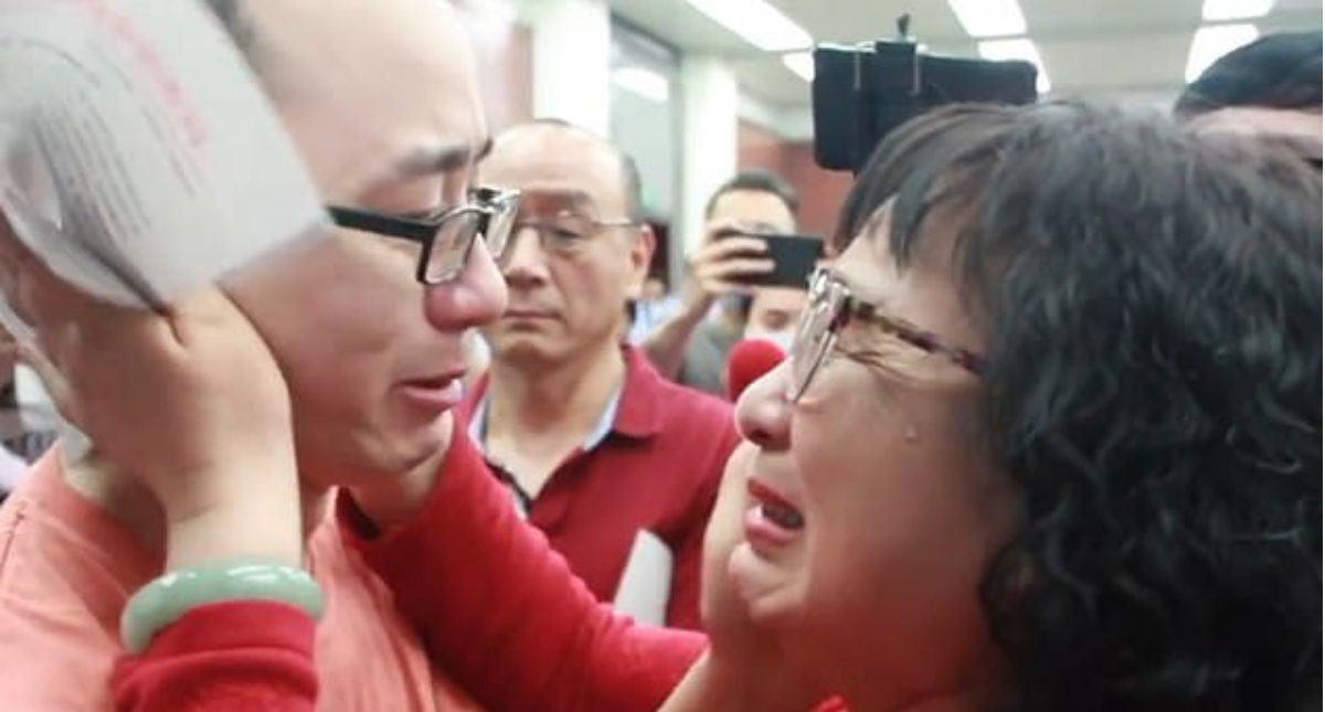 #Video Hombre secuestrado de niño se reúne con sus padres 32 años después