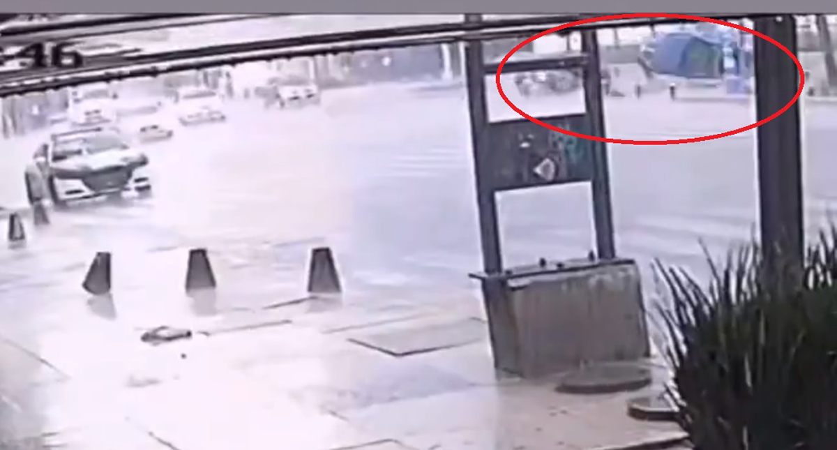 #Video Camioneta sale volando en choque con patrulla en la CDMX