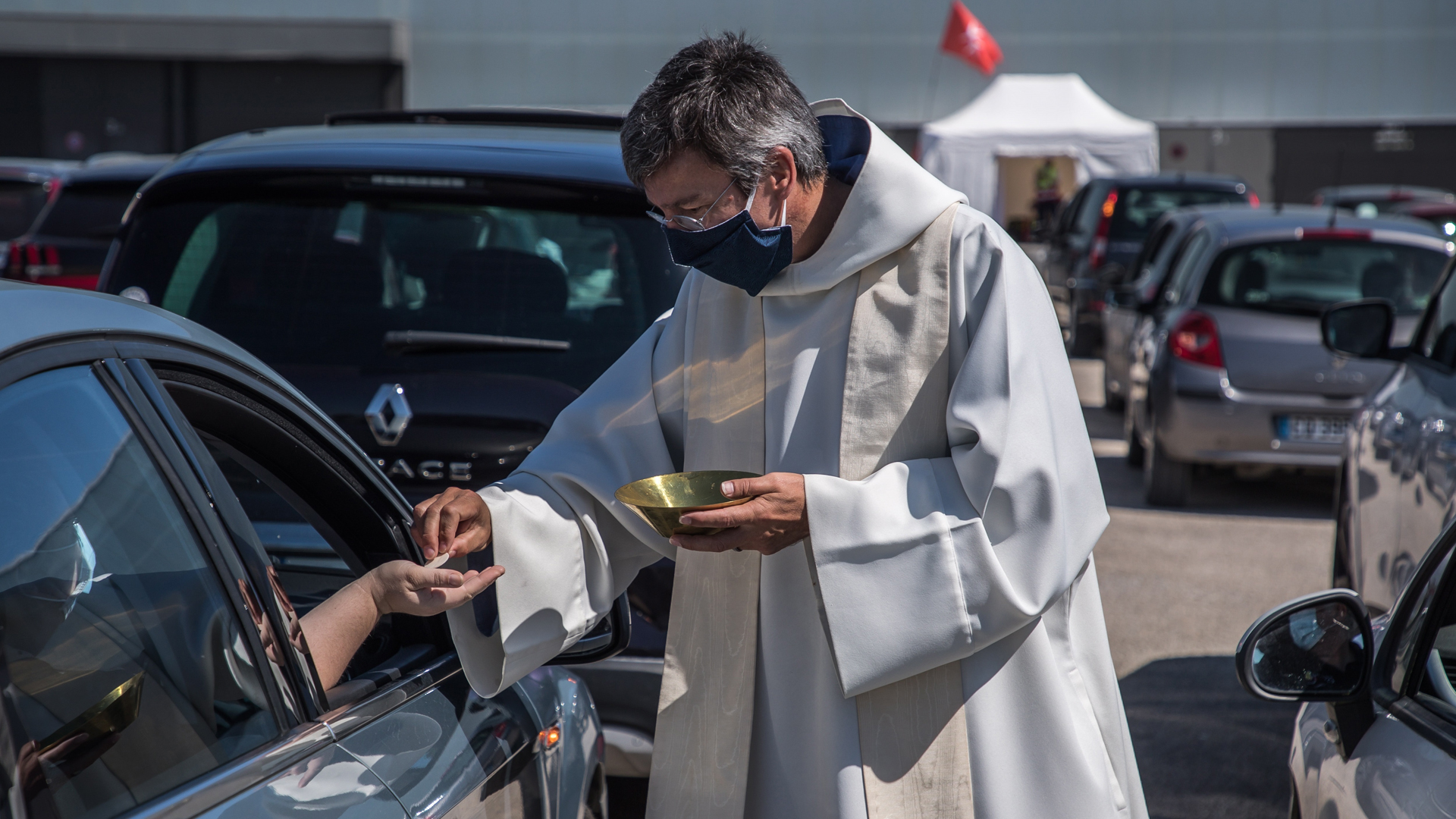 Francia celebra 'misa en coche' con más de 200 autos participantes - comunion-a-fieles-en-auto