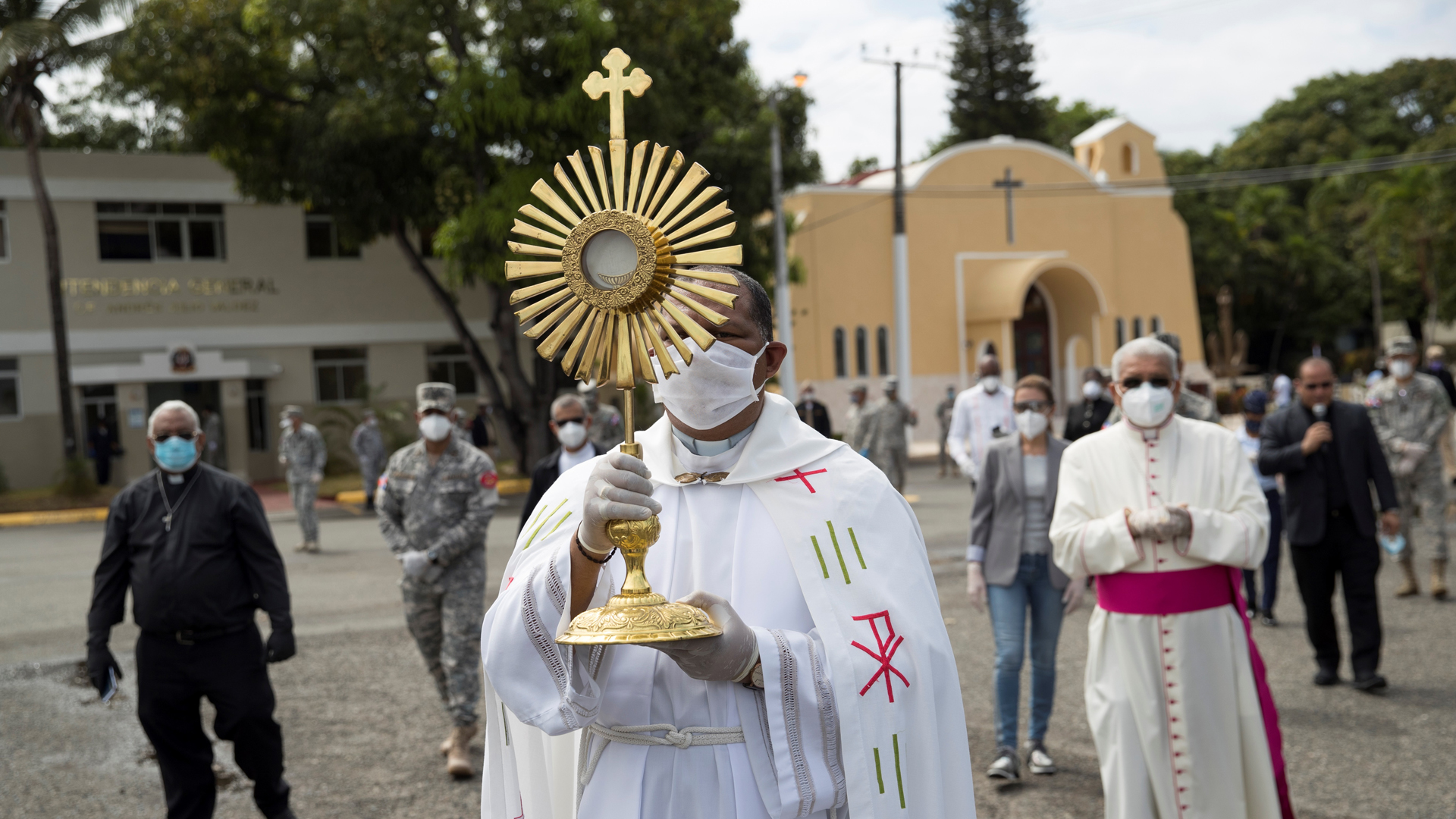Papa Francisco homenajea a sacerdotes y médicos muertos por coronavirus