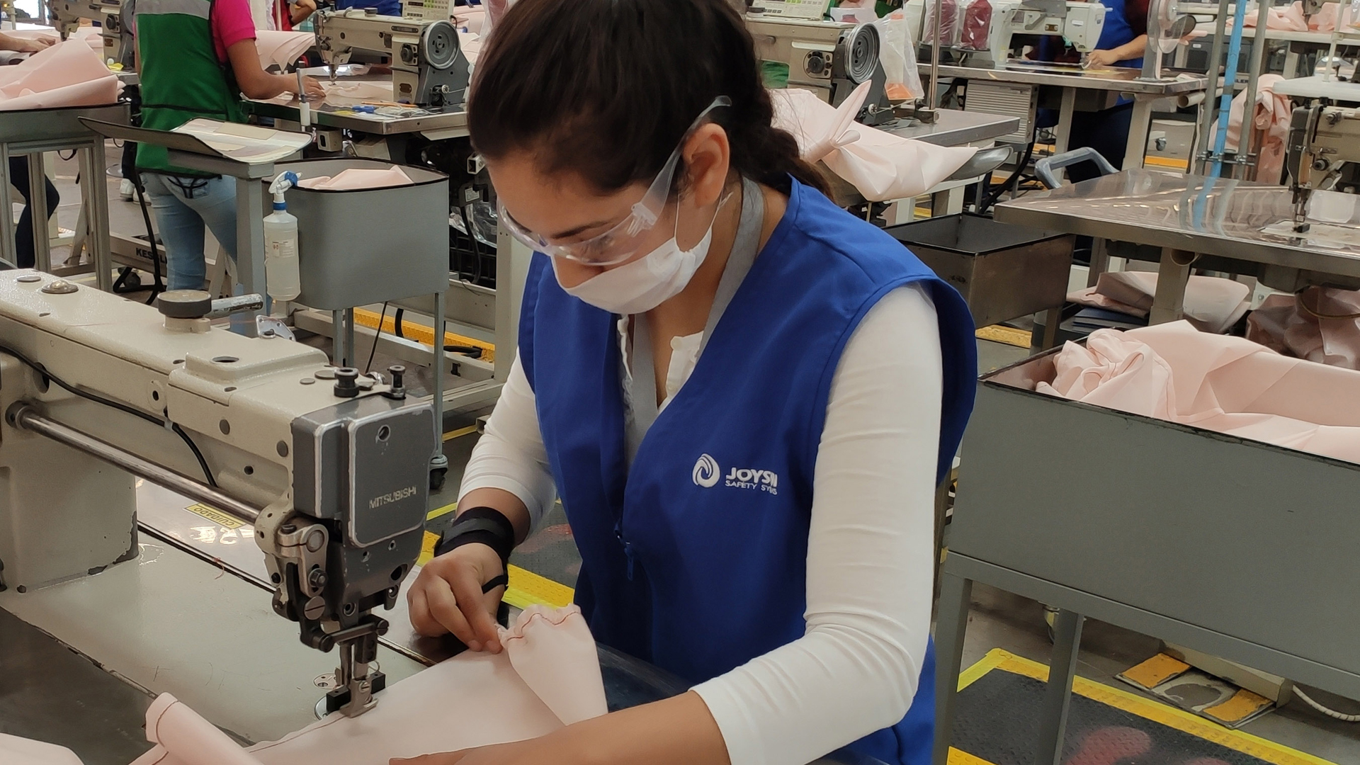 Industria automotriz de Estados Unidos reanuda operaciones - confeccion-de-batas-lavables-con-material-utilizado-para-bolsas-de-aire-en-ford