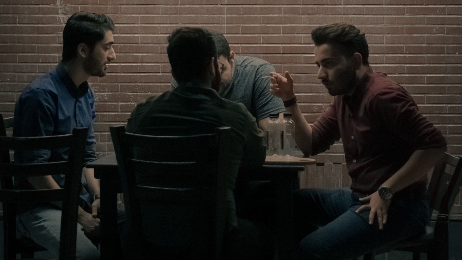 COVID-19 se puede contagiar por conversar en espacios cerrados, señala estudio