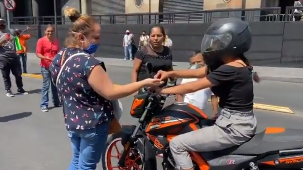 #Video Comerciantes bloquean Eje Central y piden cooperación para dejar pasar