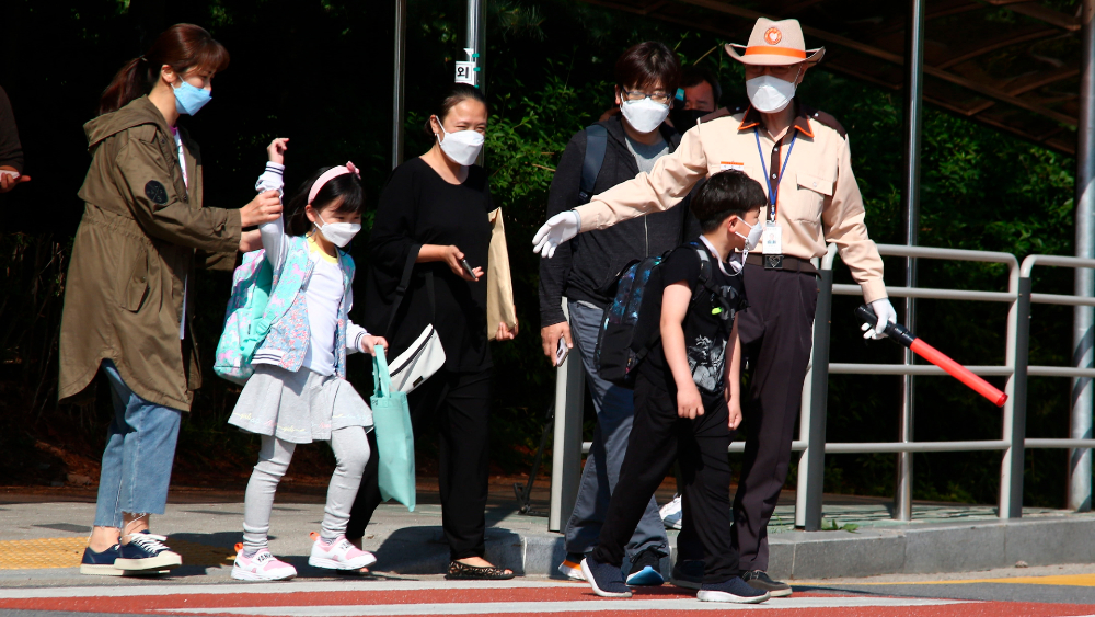 Alumnos de primaria dan positivo a COVID-19 en Corea del Sur