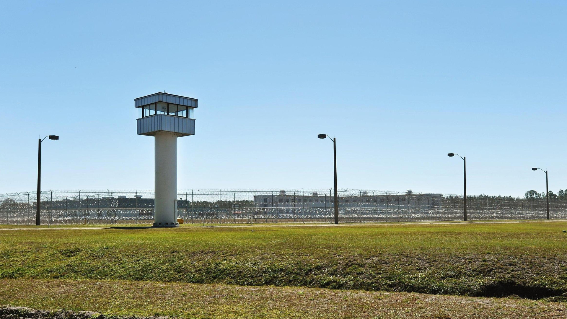 Urgen al gobernador de Florida liberar a reos vulnerables ante COVID-19