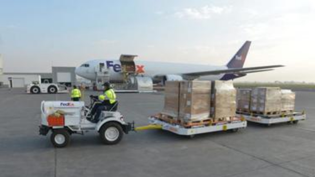 Llega a México segundo vuelo desde EE.UU. con ventiladores para atender COVID-19