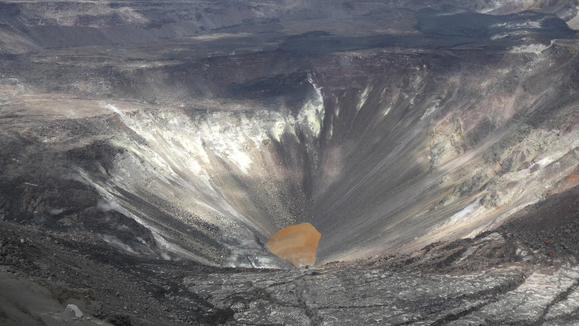 Descubren lago de agua en el volcán Kilauea - crater-halemaumau