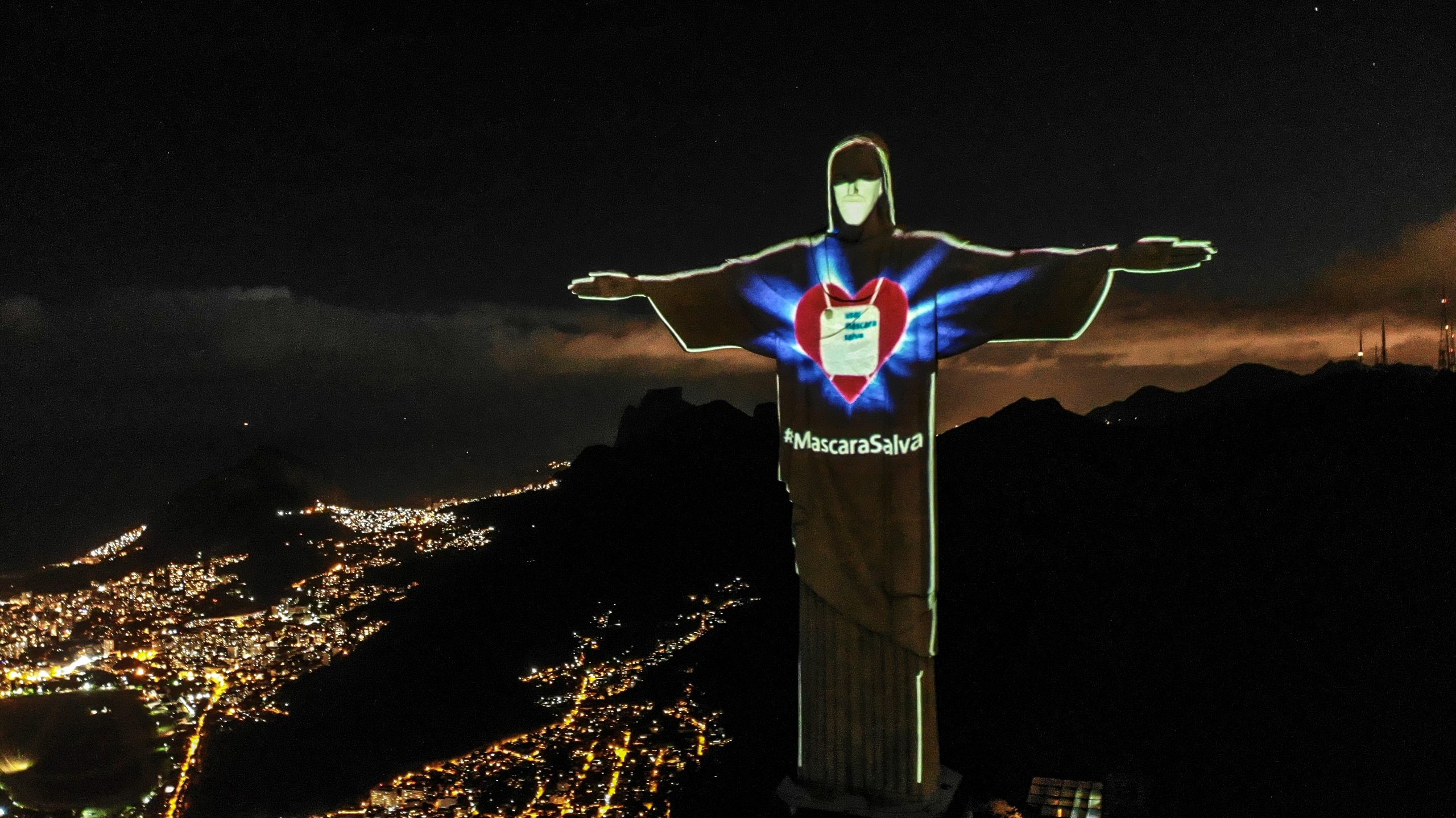 Cristo Redentor usa cubrebocas para concientizar sobre su uso contra el COVID-19