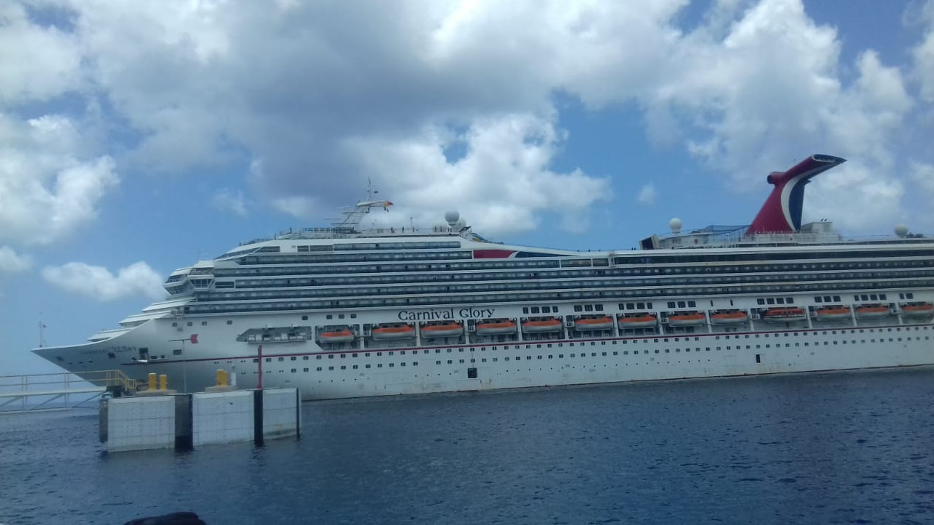 Desembarcan en Quintana Roo 73 mexicanos del crucero Carnival Glory