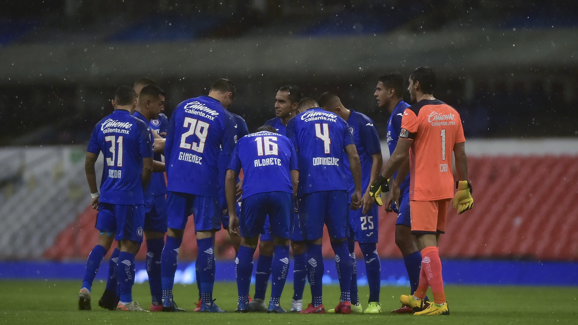 Miembro del Staff de Cruz Azul dio positivo a COVID-19