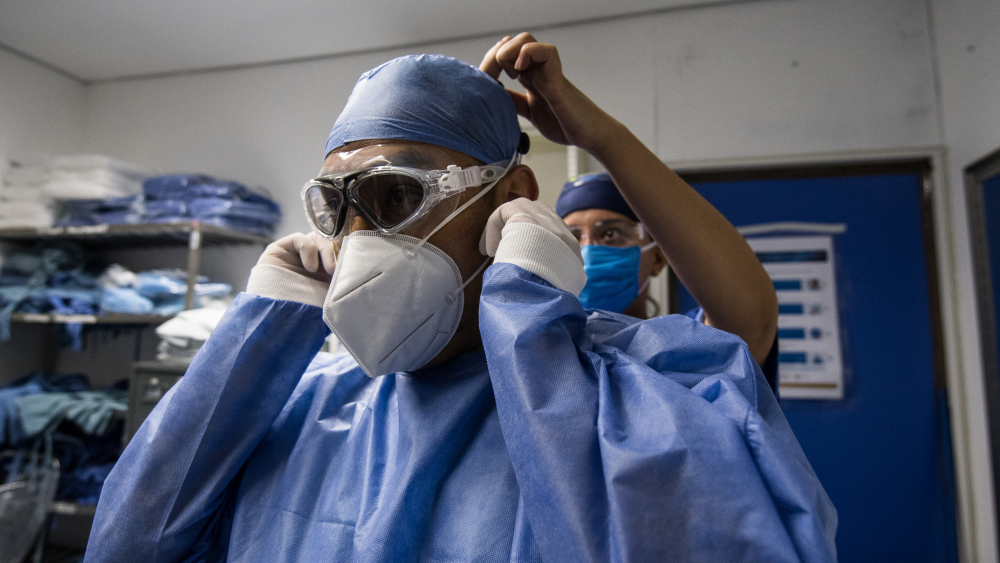 Alertan que mascarillas y guantes para protegerse del COVID-19 tardarán años en degradarse