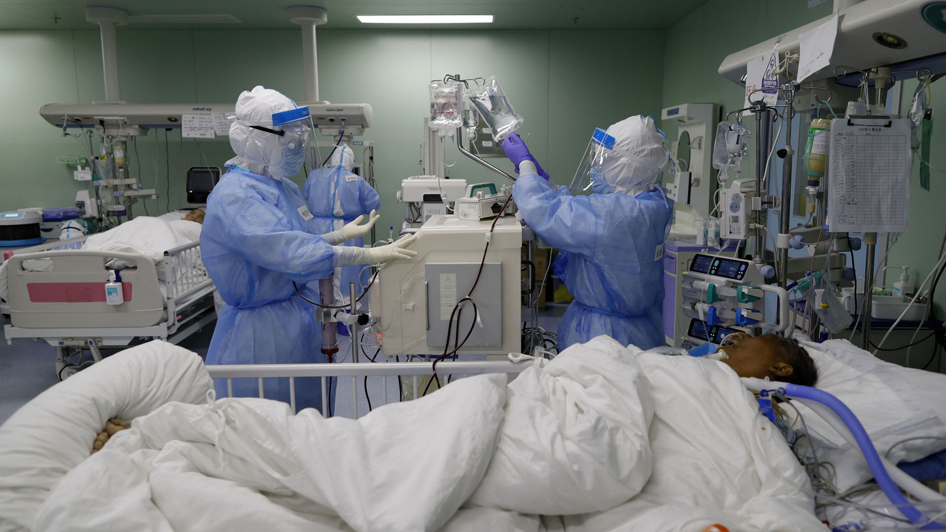 Detectan síntomas distintos en casos de COVID-19 más recientes en China