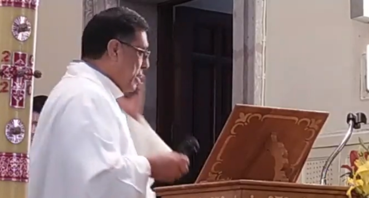 #Video Cura interrumpe ceremonia por llamada del papa Francisco