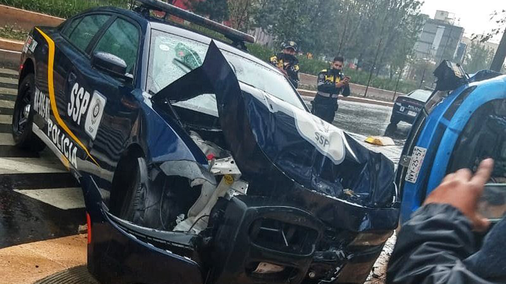 #Video Camioneta sale volando en choque con patrulla en la CDMX - danos-en-patrulla-por-choque-con-camioneta