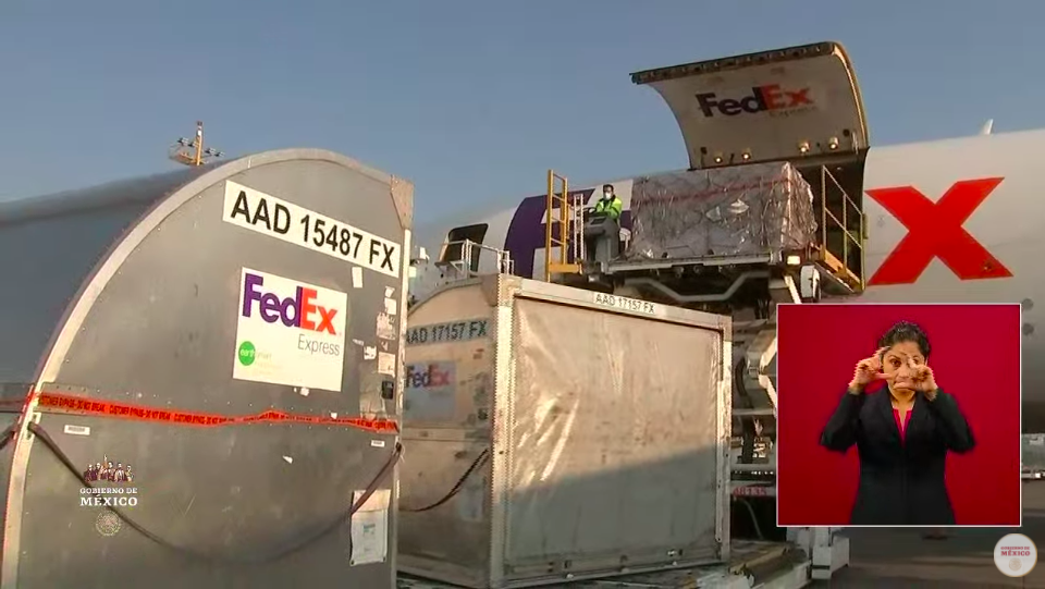 Arriba a México avión con 211 ventiladores de Estados Unidos - descarga-ventiladores-coronavirus-covid-19