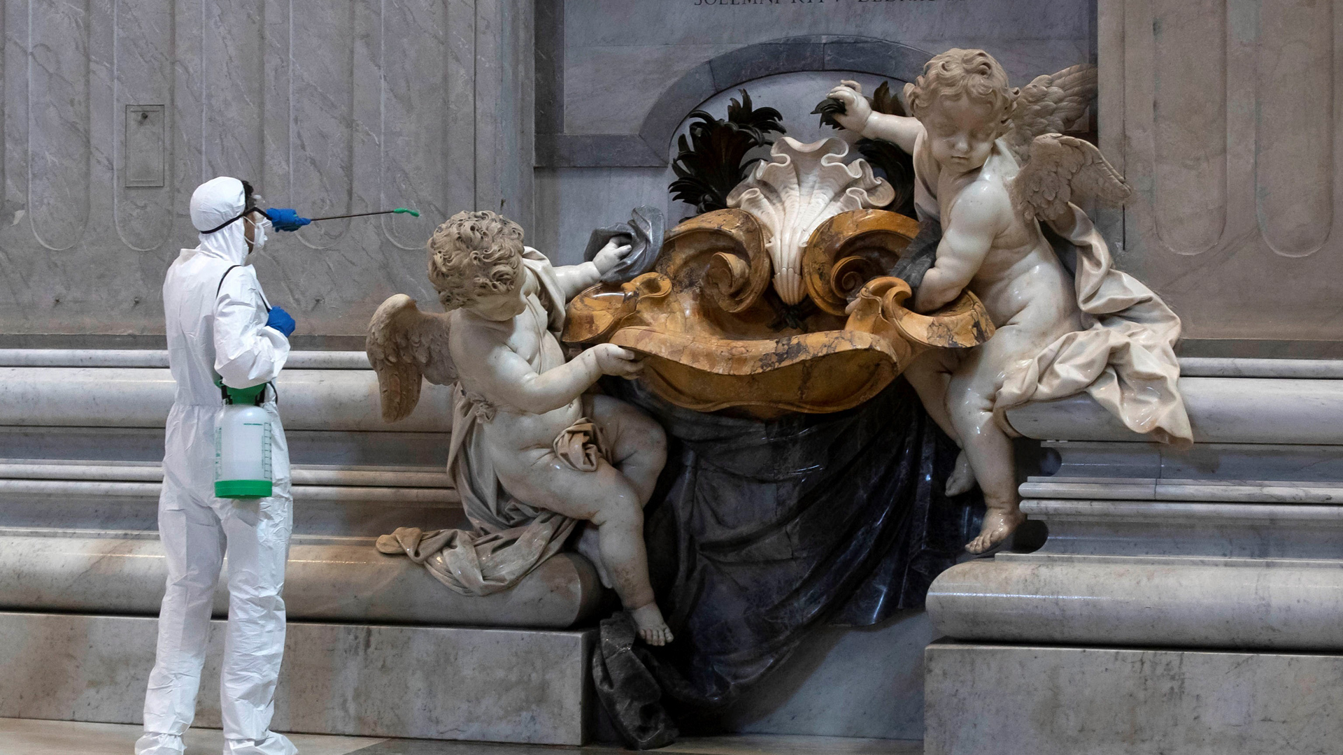 Papa Francisco llama a respetar medidas de seguridad al reanudarse misas - desinfeccion-de-esculturas-de-la-basilica-de-san-pedro