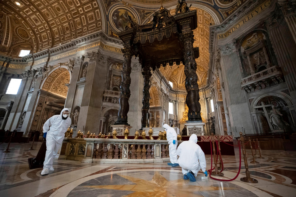 Papa Francisco llama a respetar medidas de seguridad al reanudarse misas - desinfeccion-de-la-basilica-de-san-pedro-en-roma-italia
