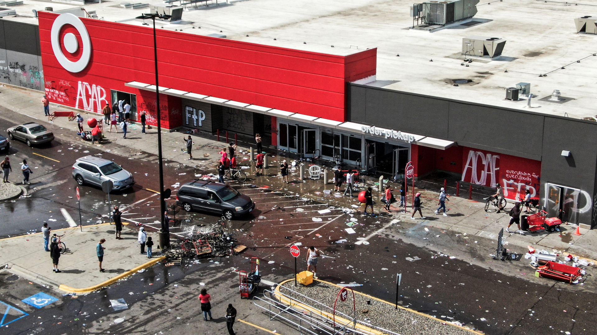 FBI investigará como 'prioridad' muerte de afroamericano a manos de policía - destrozos-ocasionados-en-el-tercer-dia-de-protestas-por-la-muerte-de-george-floyd
