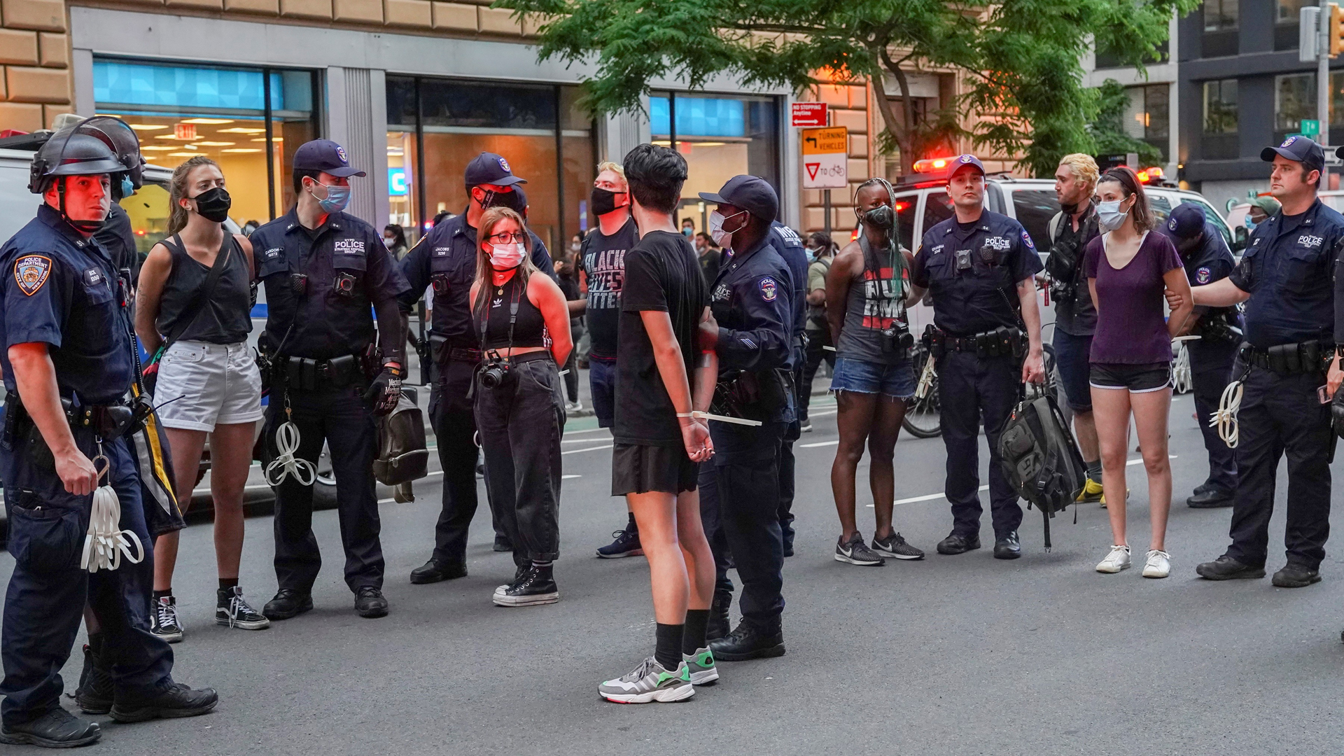 Protestas en Nueva York dejan 345 detenidos y 33 policías heridos