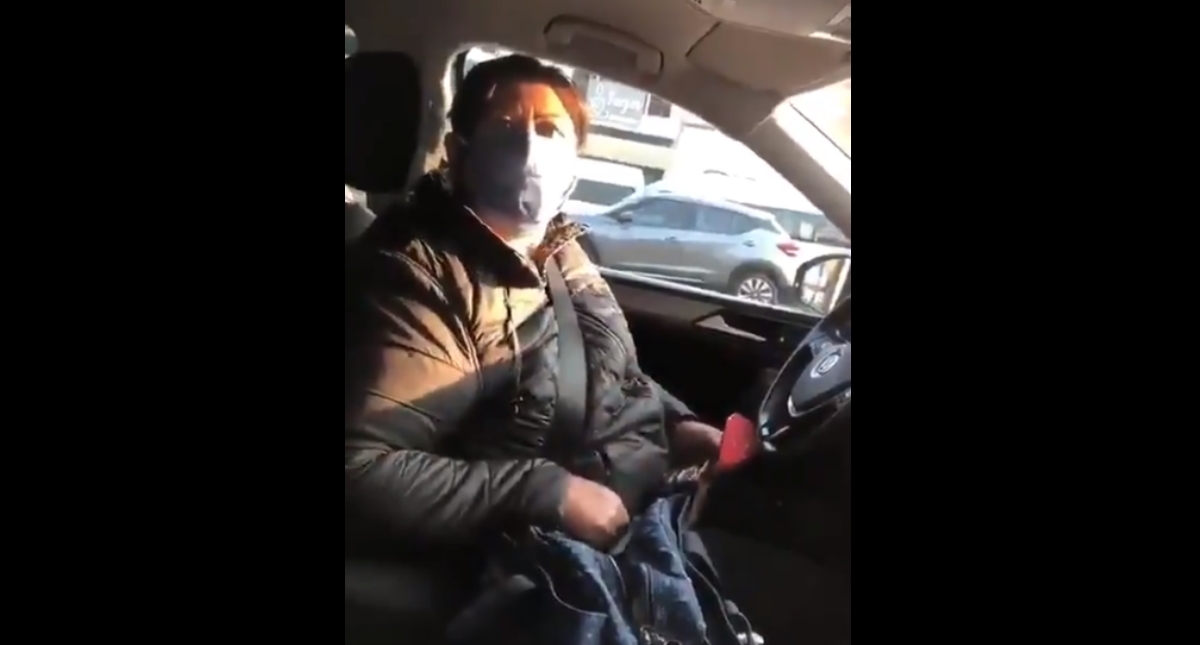 #Video Diputada de Morena muestra credencial para evadir el Hoy No Circula