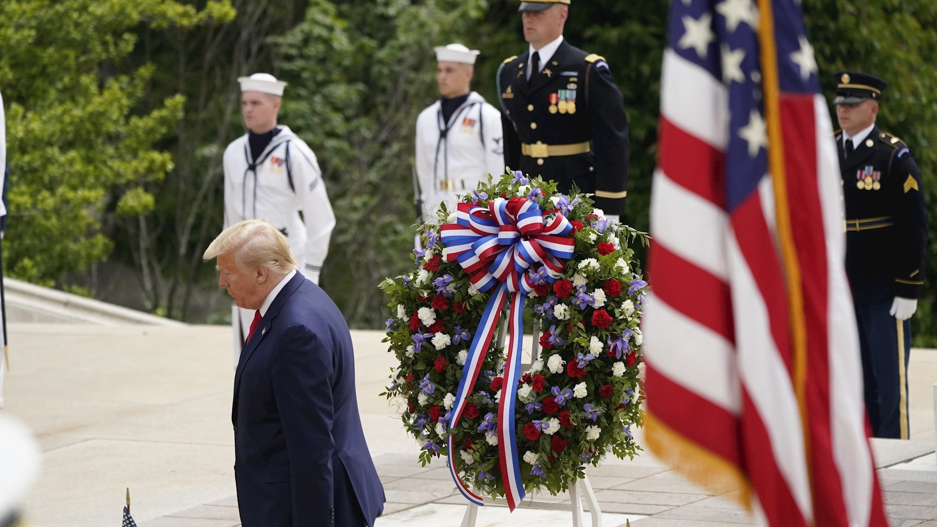 Trump viaja para conmemorar el Día de los Caídos en medio de la epidemia - donald-trump-estados-unidos-cementerio-homenaje-2