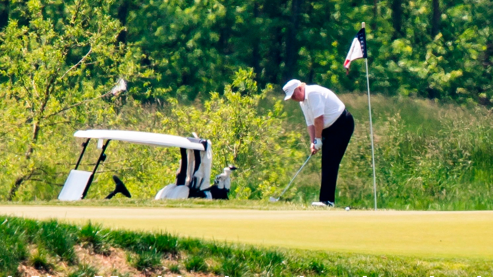 Trump abre con golf fin de semana largo en el que EE.UU. avanza en reapertura