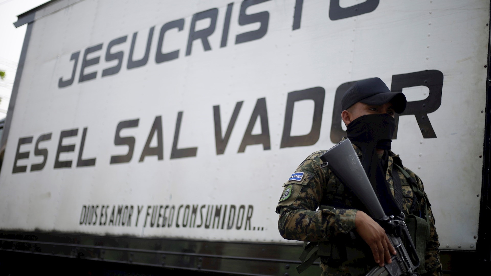 El Salvador está a “poca distancia” de convertirse en dictadura, asevera HRW