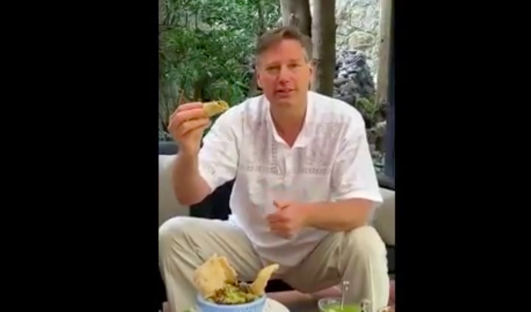 #Video Christopher Landau celebra 200 mil seguidores en Twitter comiendo chapulines