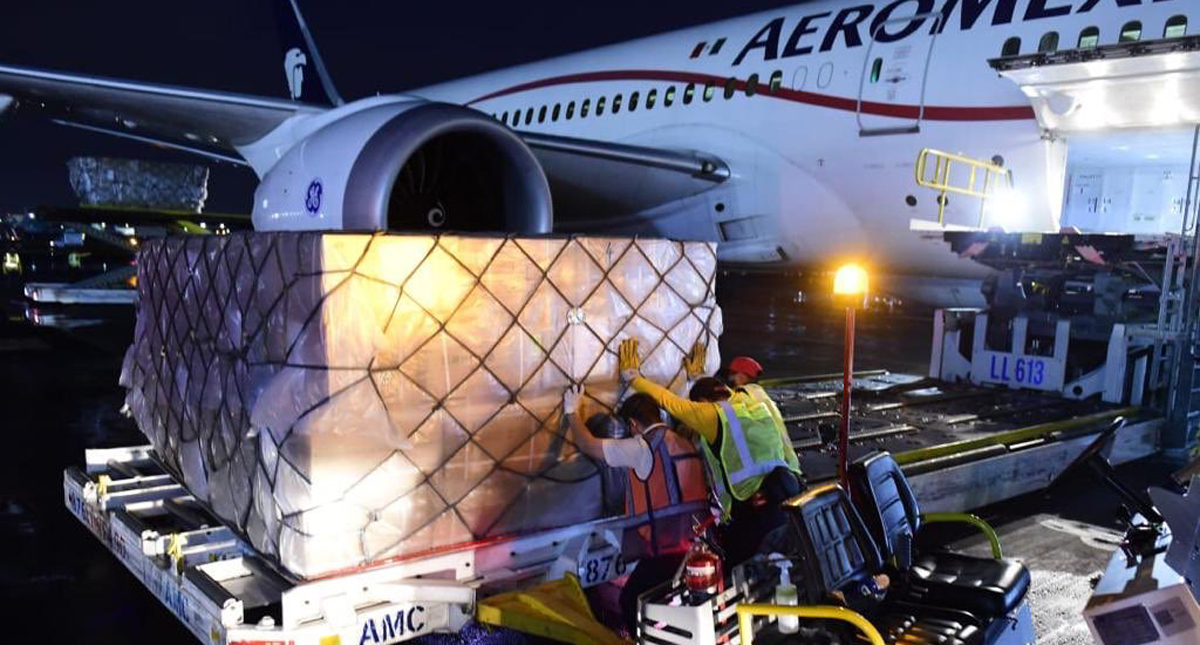 Aterriza en el AICM el vuelo 12 procedente de Shanghái con ventiladores y mascarillas